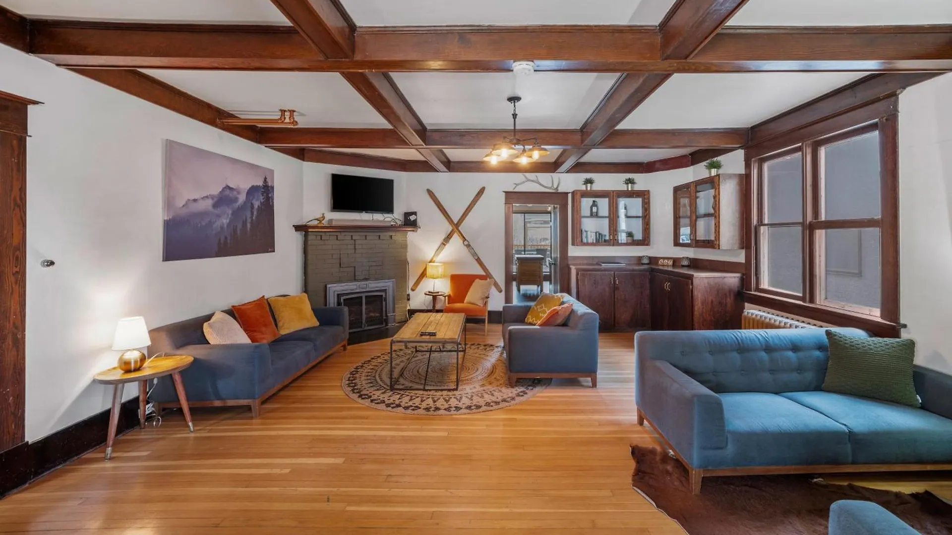 Villa Mountain View Retreat In The Heart Of Banff - Massive House Sleeps 23