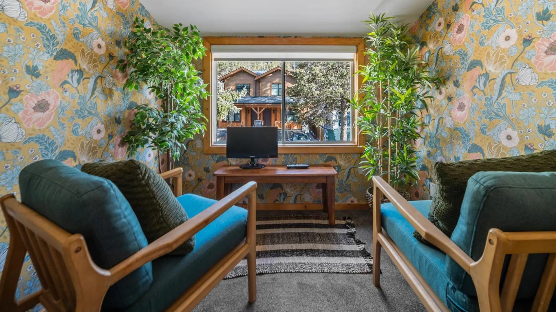 Villa Mountain View Retreat In The Heart Of Banff - Massive House Sleeps 23 0*,
