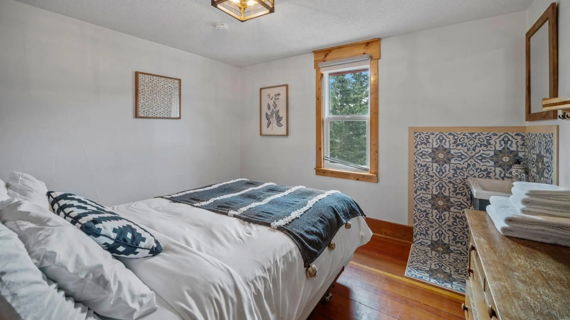 Villa Mountain View Retreat In The Heart Of Banff - Massive House Sleeps 23