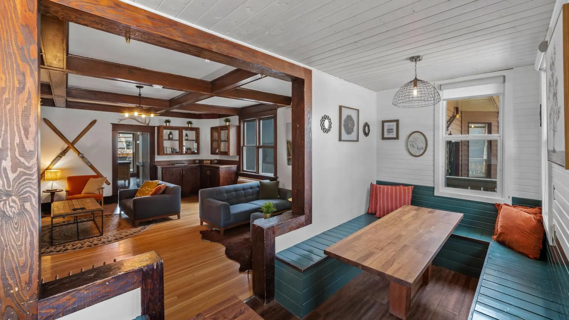 Villa Mountain View Retreat In The Heart Of Banff - Massive House Sleeps 23