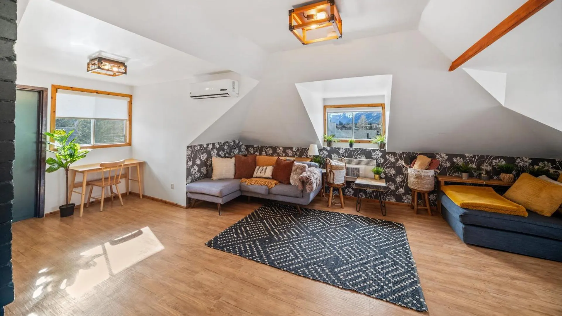 Villa Mountain View Retreat In The Heart Of Banff - Massive House Sleeps 23