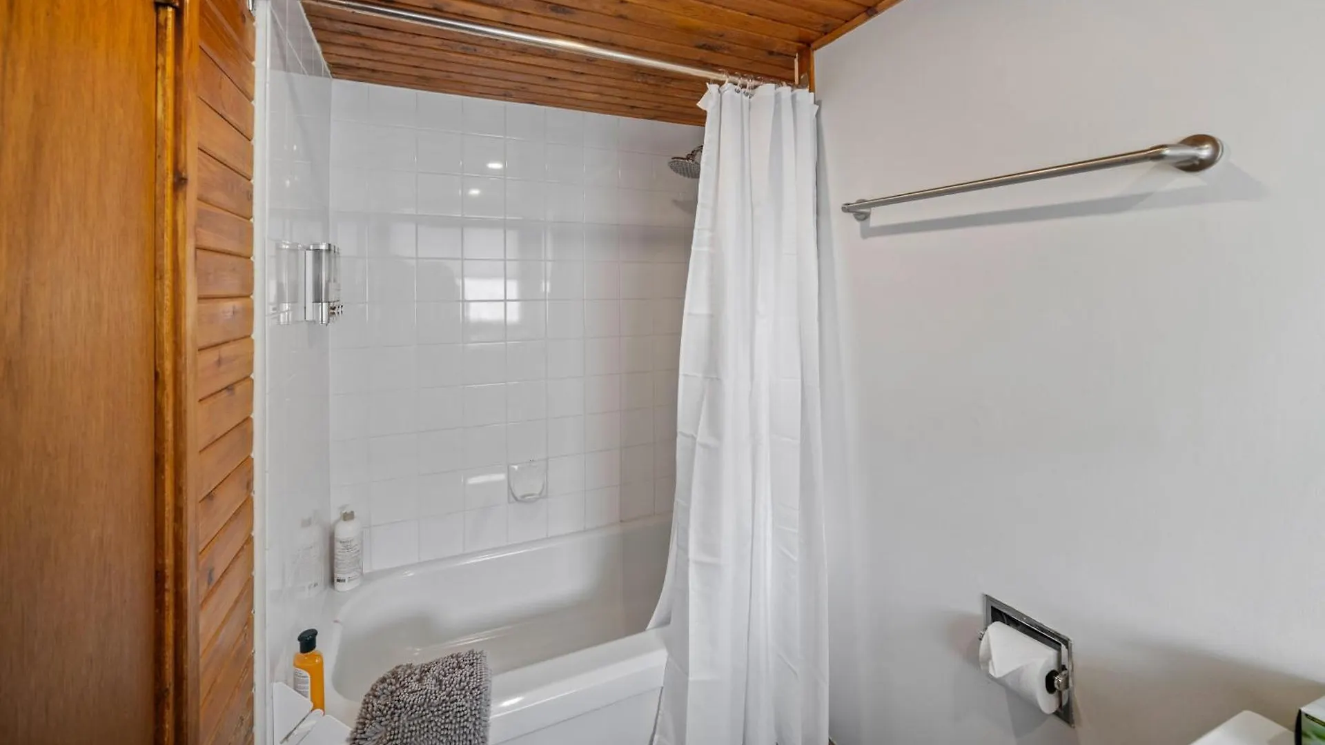 Mountain View Retreat In The Heart Of Banff - Massive House Sleeps 23 Villa 0*,  Kanada