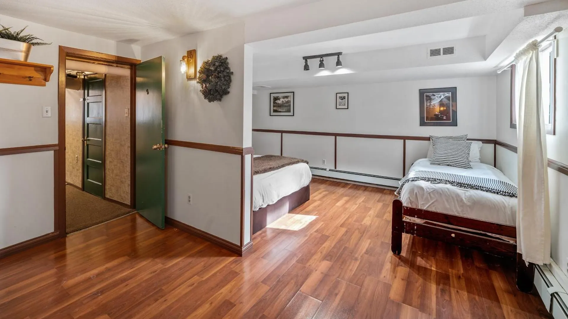 Mountain View Retreat In The Heart Of Banff - Massive House Sleeps 23 Villa