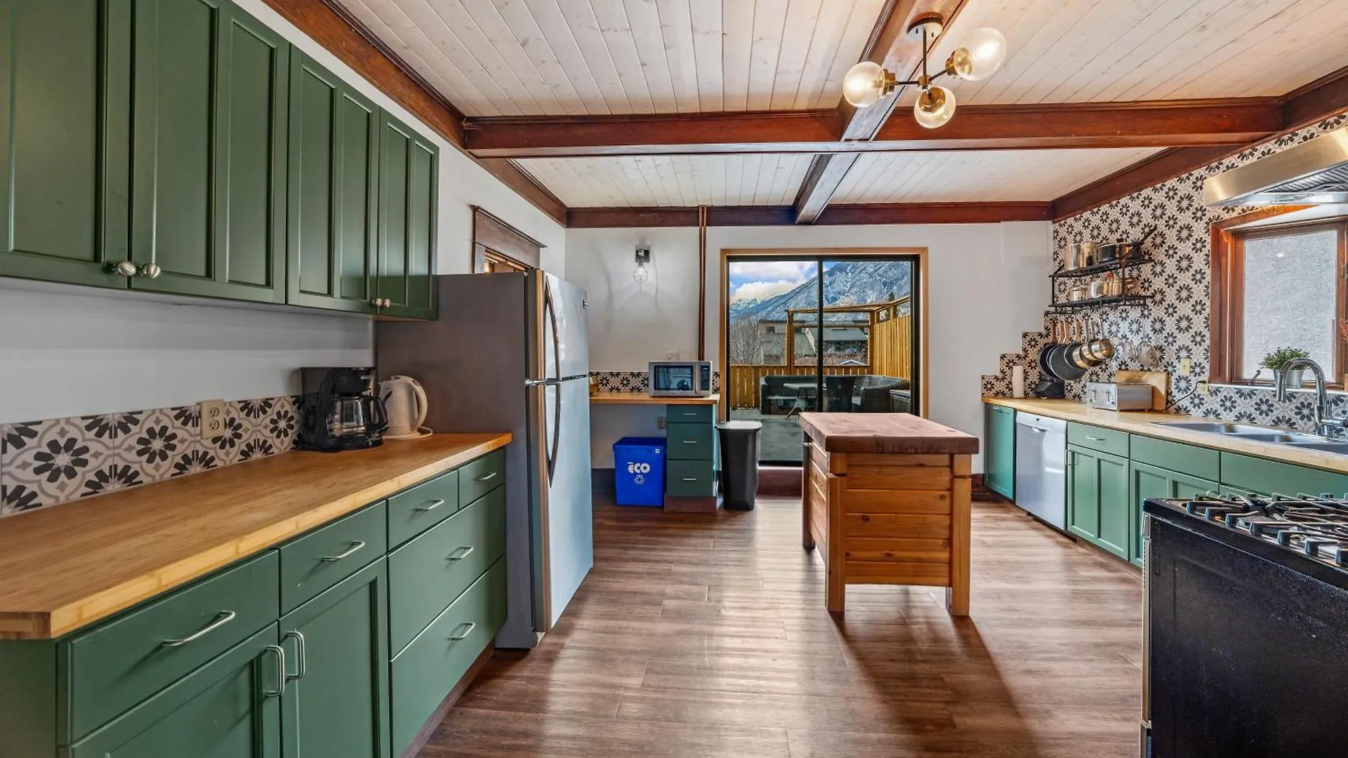 Mountain View Retreat In The Heart Of Banff - Massive House Sleeps 23 Villa Tatil Evi