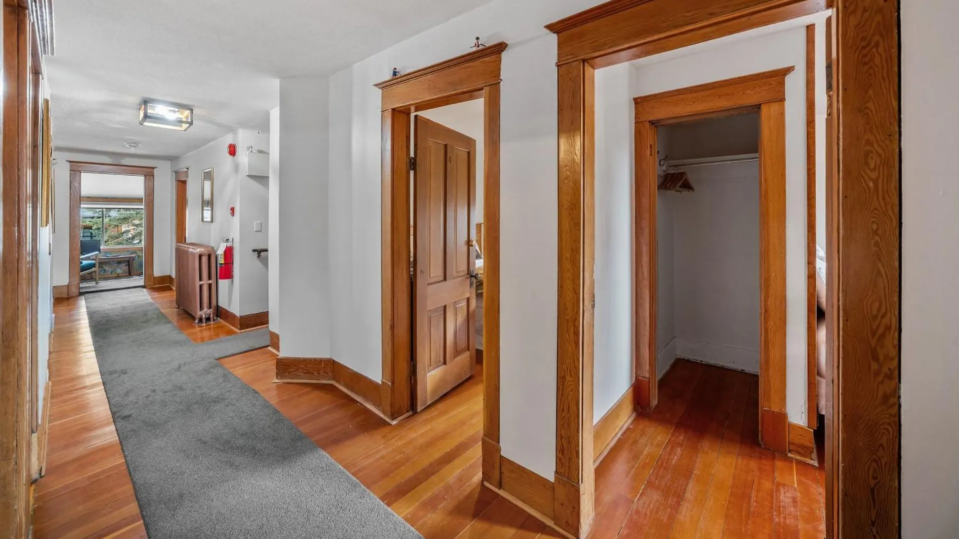 Mountain View Retreat In The Heart Of Banff - Massive House Sleeps 23 Villa Tatil Evi