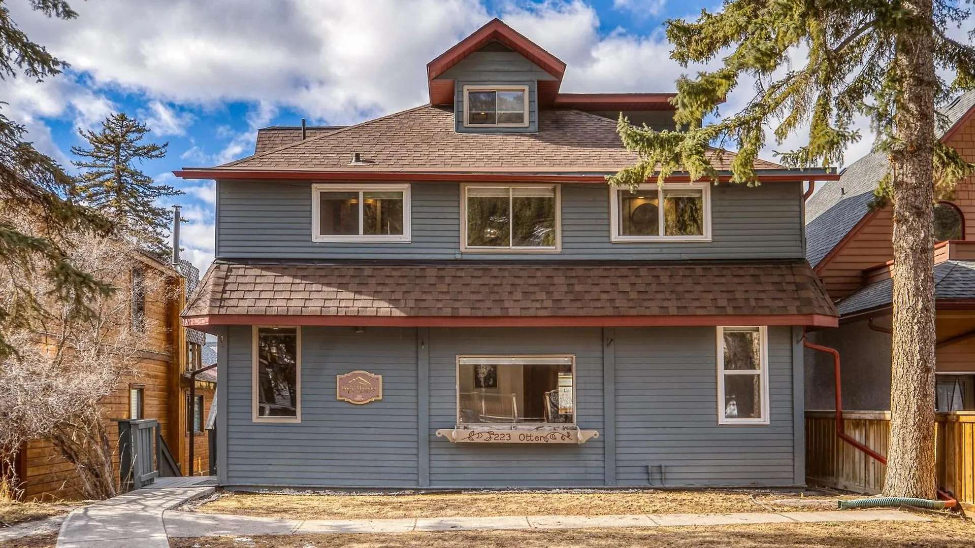 Mountain View Retreat In The Heart Of Banff - Massive House Sleeps 23 Villa